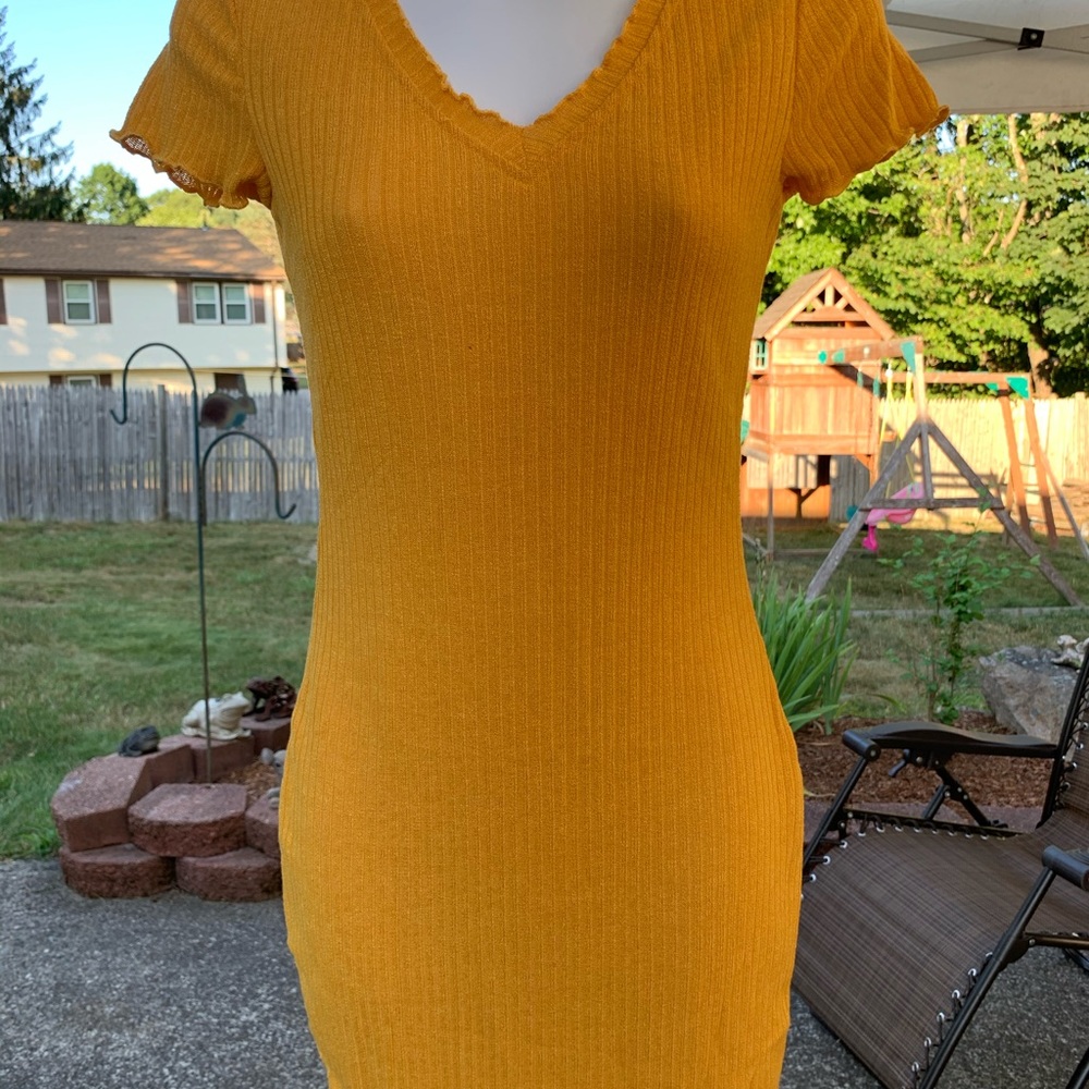 V-Neck Body Con Yellow Dress - Picture 6 of 6